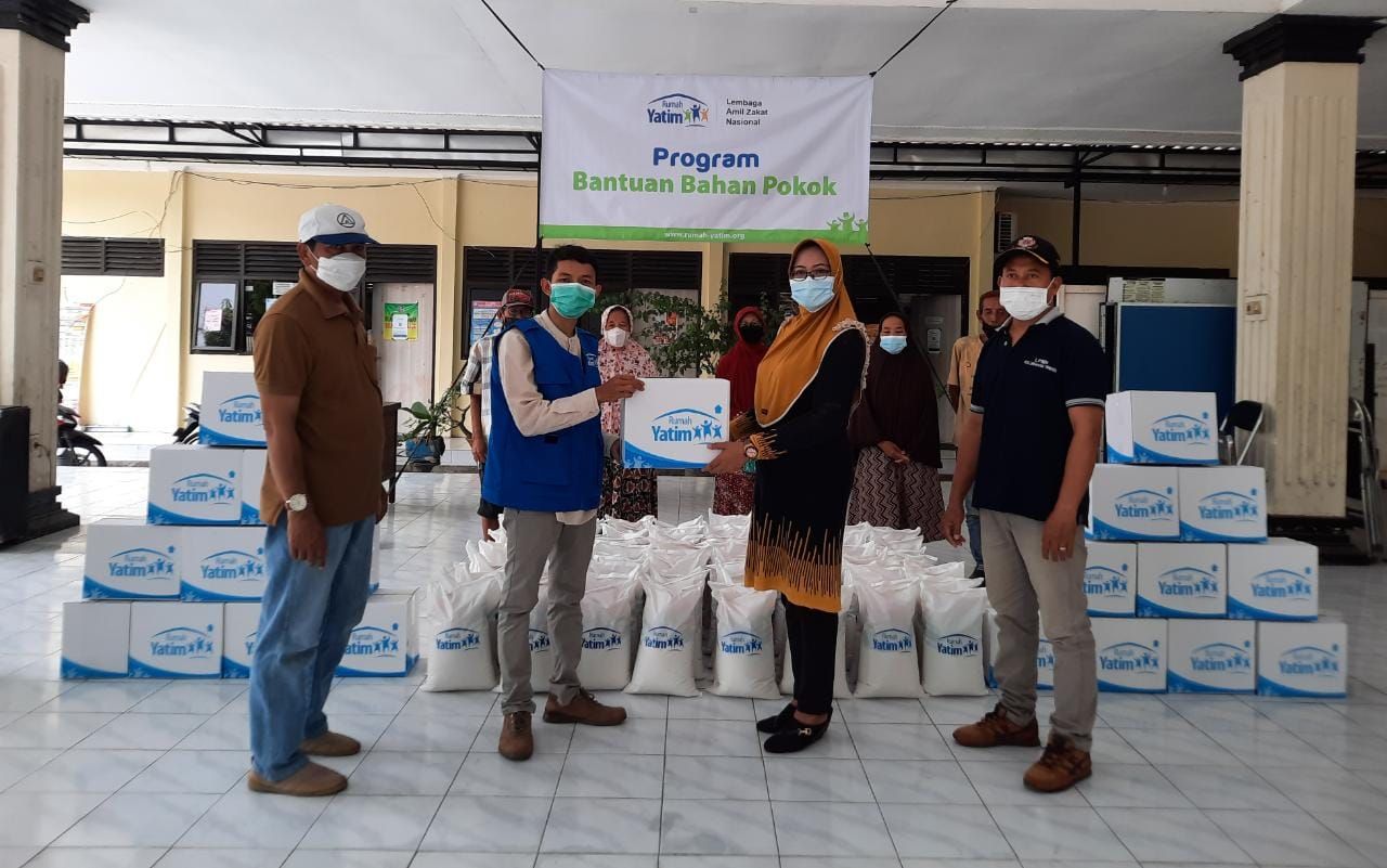 Rumah Yatim Jatim Beri Bantuan Keluarga Dhuafa di Surabaya