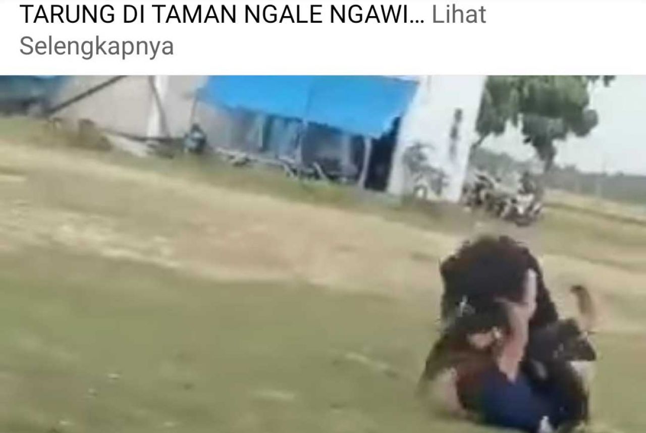 Tangkapan layar video perkelahian dua remaja putri di Kabupaten Ngawi