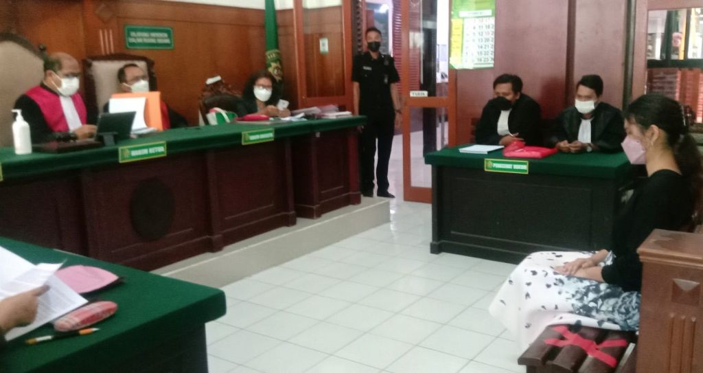 Terdakwa Stella Monica Hendrawan saat menjalani sidang di PN Surabaya. (Foto: Istimewa)
