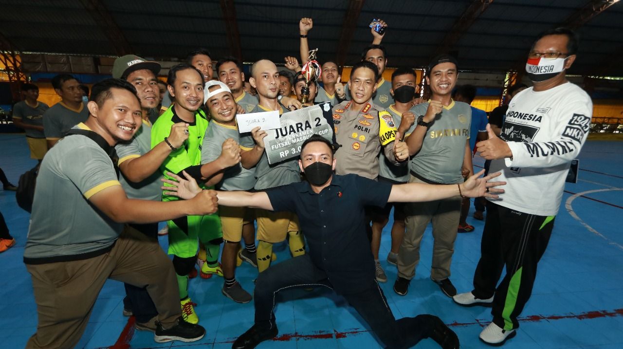 Kapolrestabes Surabaya, Kombes Pol Yusep Gunawan ikut merayakan kemenangan tim Sikatan FC