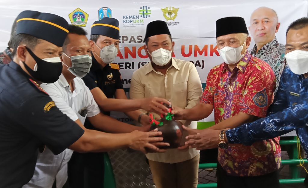 Menteri Koperasi dan UKM RI Teten Masduki dan Bupati Gresik saat pelepasan ekspor mangga Gresik ke Singapura. (Foto: Sahlul Fahmi/jatimnow.com)