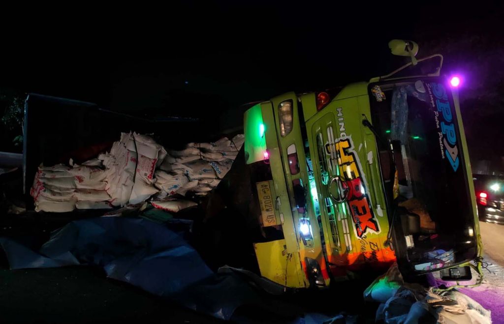 Truk yang hantam motor di Pasuruan itu terguling