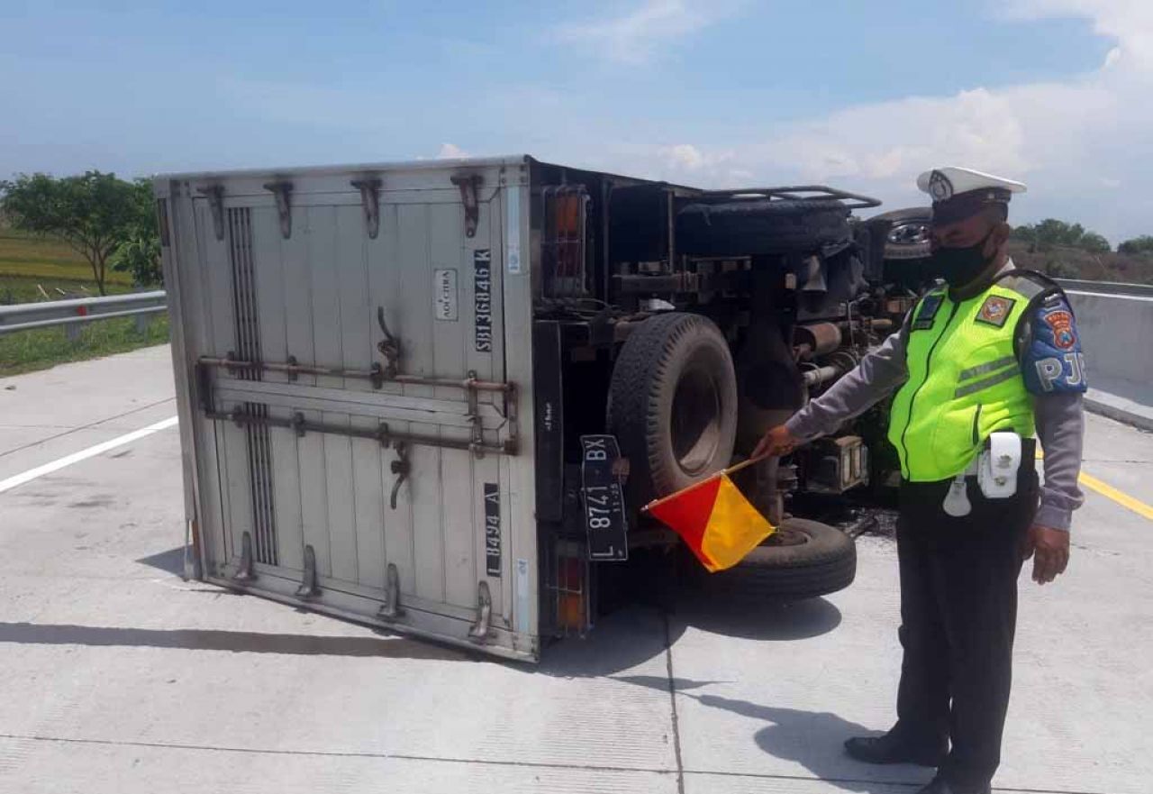 Pecah Ban, Truk Boks Muat Penyedap Rasa Terguling di Tol Gempas