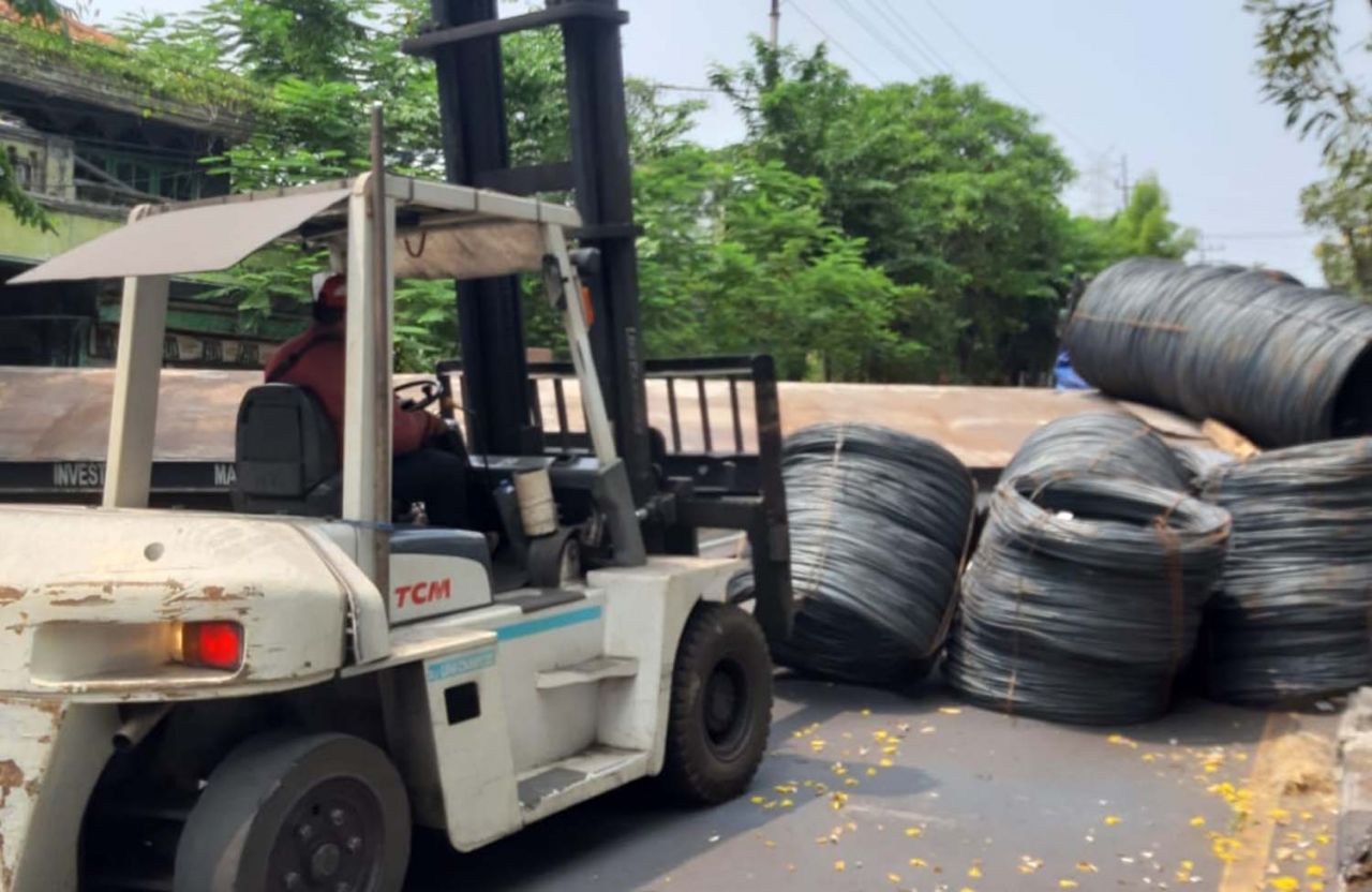 Proses evakuasi truk bermuatan gulungan besi yang terguling di Gresik