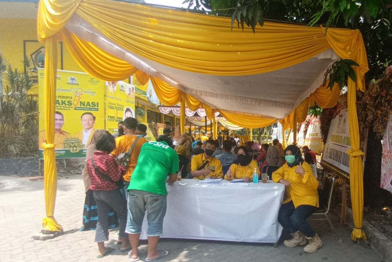 Suasana vaksinasi tahap dua di kantor Golkar Surabaya, Jalan Adityawarman
