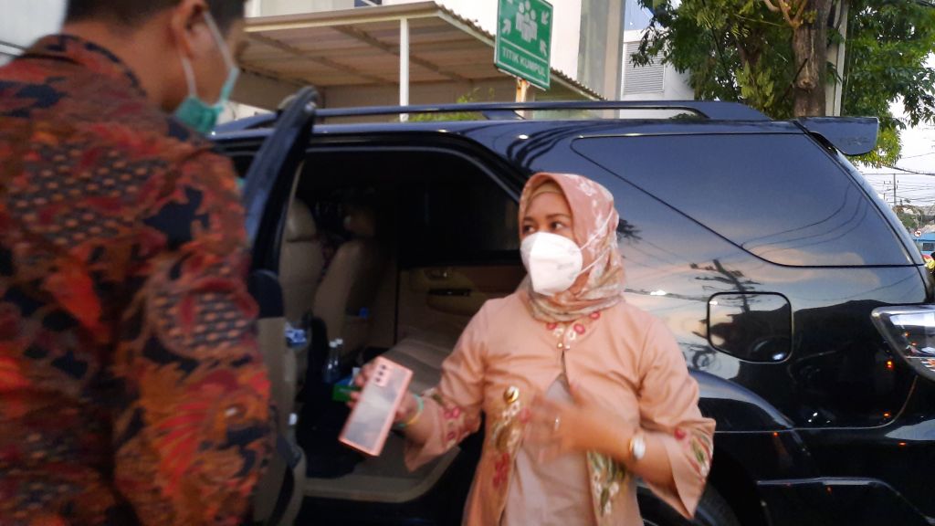 Wali Kota Mojokerto Ika Puspitasari saat tiba di RS Soewandi, Surabaya. (Achmad Supriyadi/jatimnow.com)
