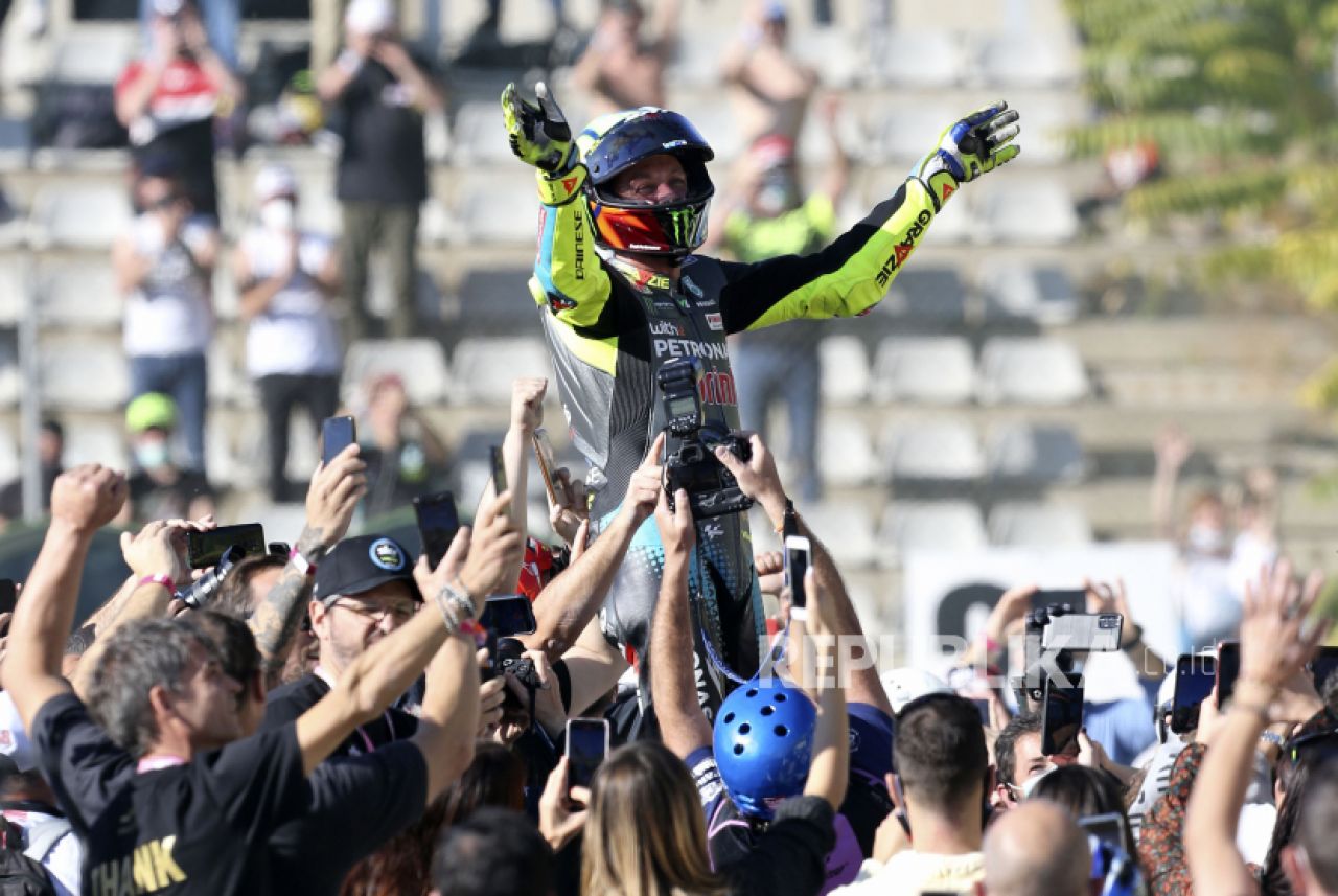 Pembalap MotoGP Valentino Rossi melambaikan tangan seusai menyelesaikan balapan MotoGP Valencia di Sirkuit Ricardo Tormo, Spanyol (Foto: AP/Alberto Saiz via Republika)