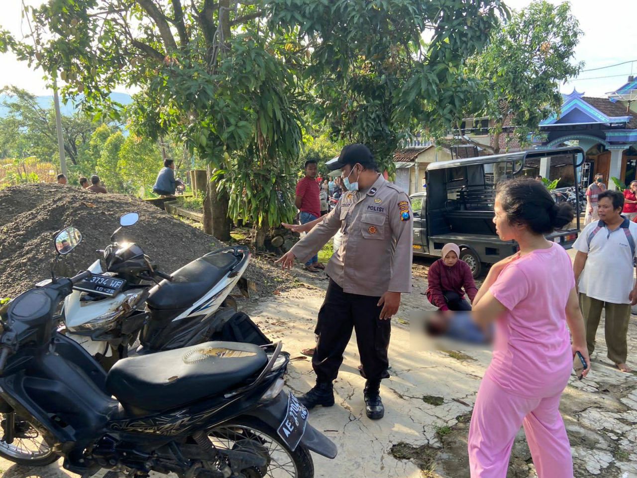 Dua sepeda motor terlibat adu banteng di Ponorogo, satu orang tewas.
