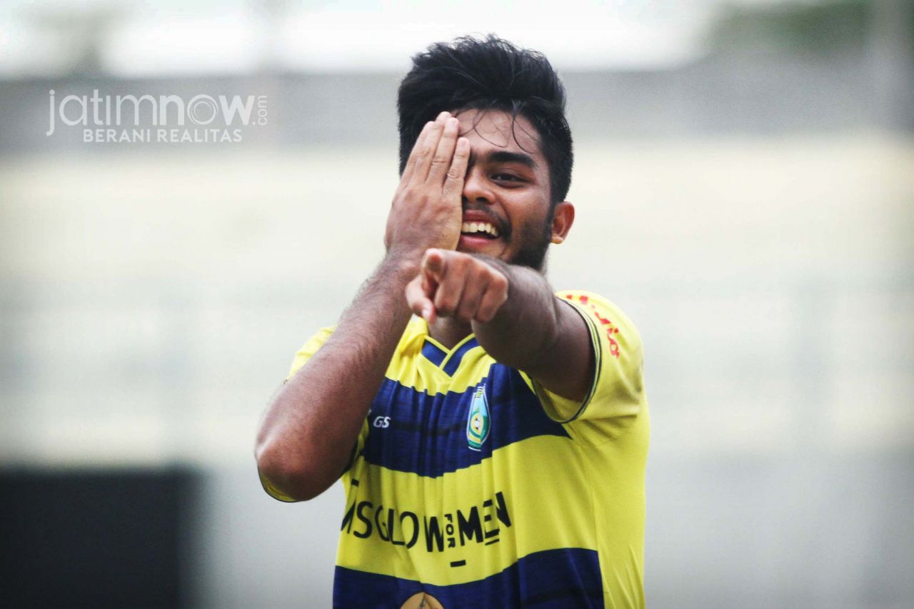 Striker Gresik United, Alvin Hariyanto saat melakukan selebrasi seusai mencetak gol. (Foto: Sahlul Fahmi/jatimnow.com)