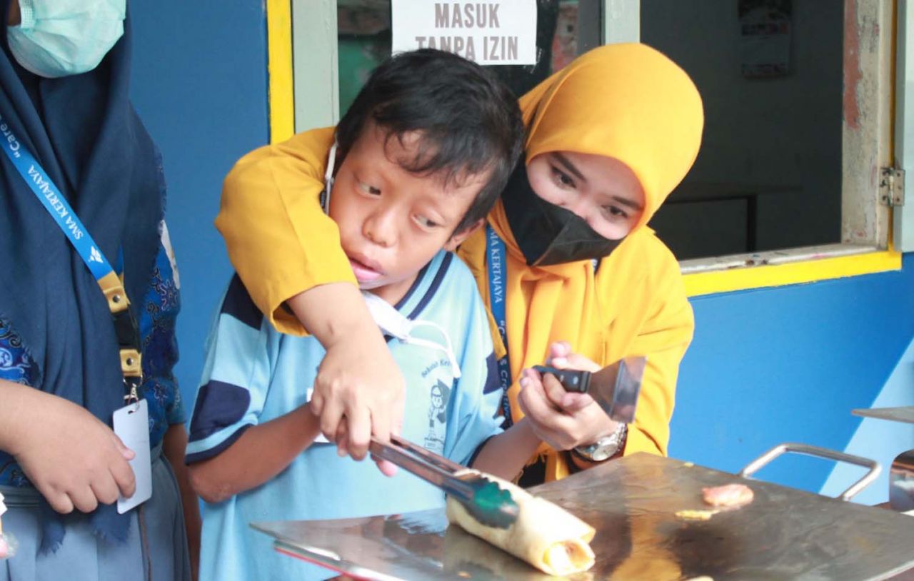 Saat Anak-anak Berkebutuhan Khusus Belajar Memasak di SMA Kertajaya Surabaya