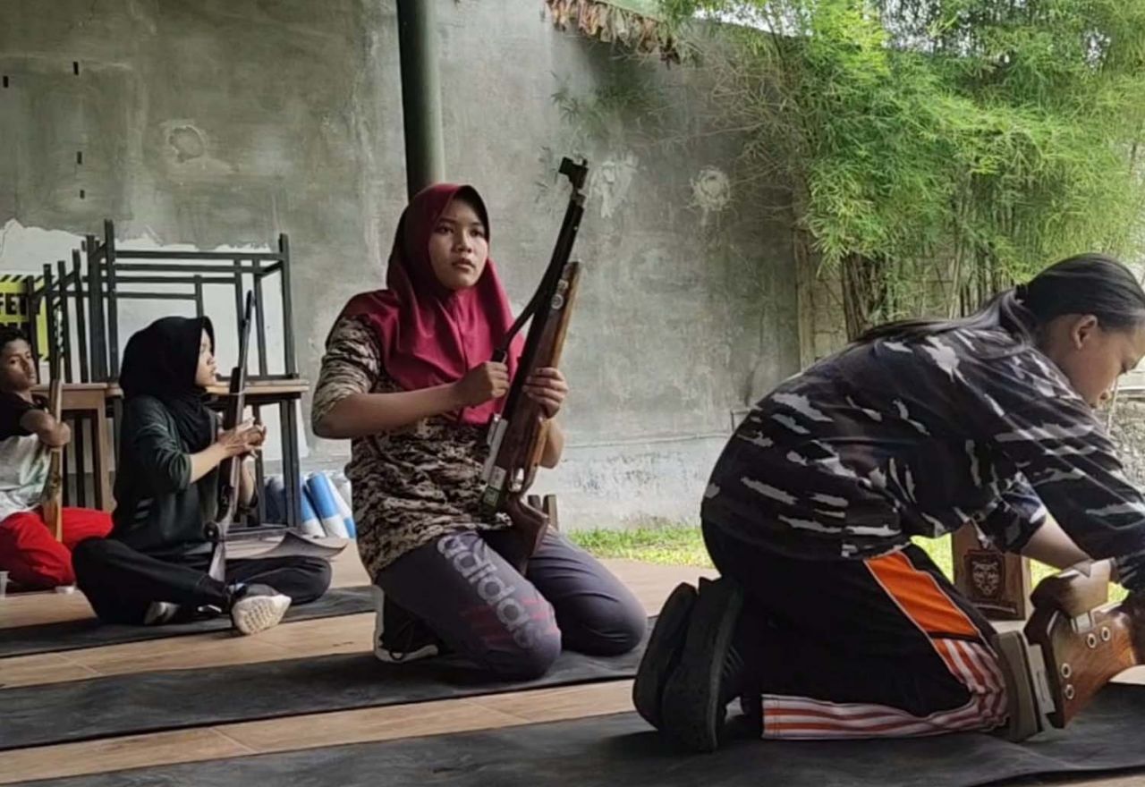 Anak-anak di Ponorogo saat latihan menembak