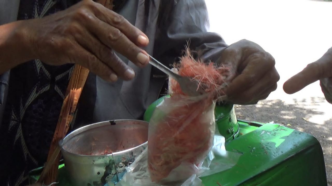 Kuliner tradisional rambut nenek, yang sudah jarang ditemui.