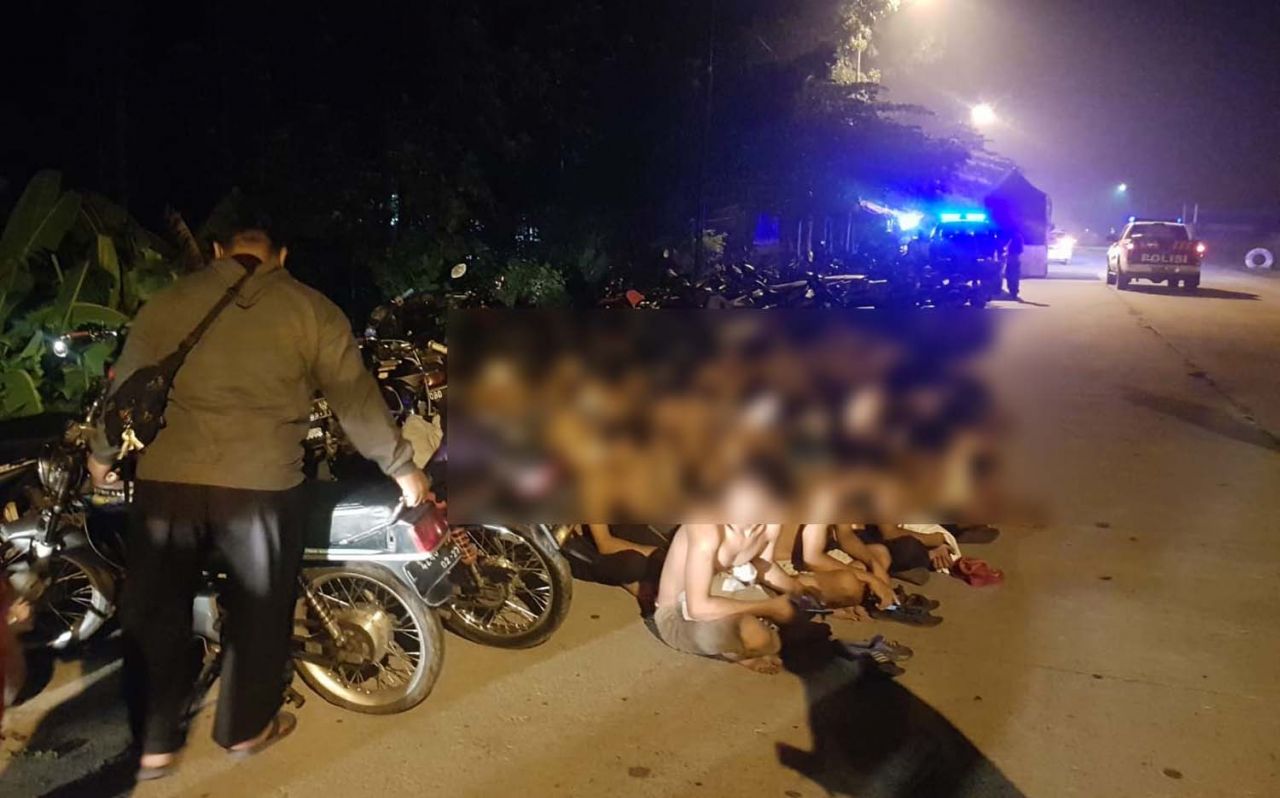 Para pemuda yang ada di arena balap liar diamankan Polres Mojokerto