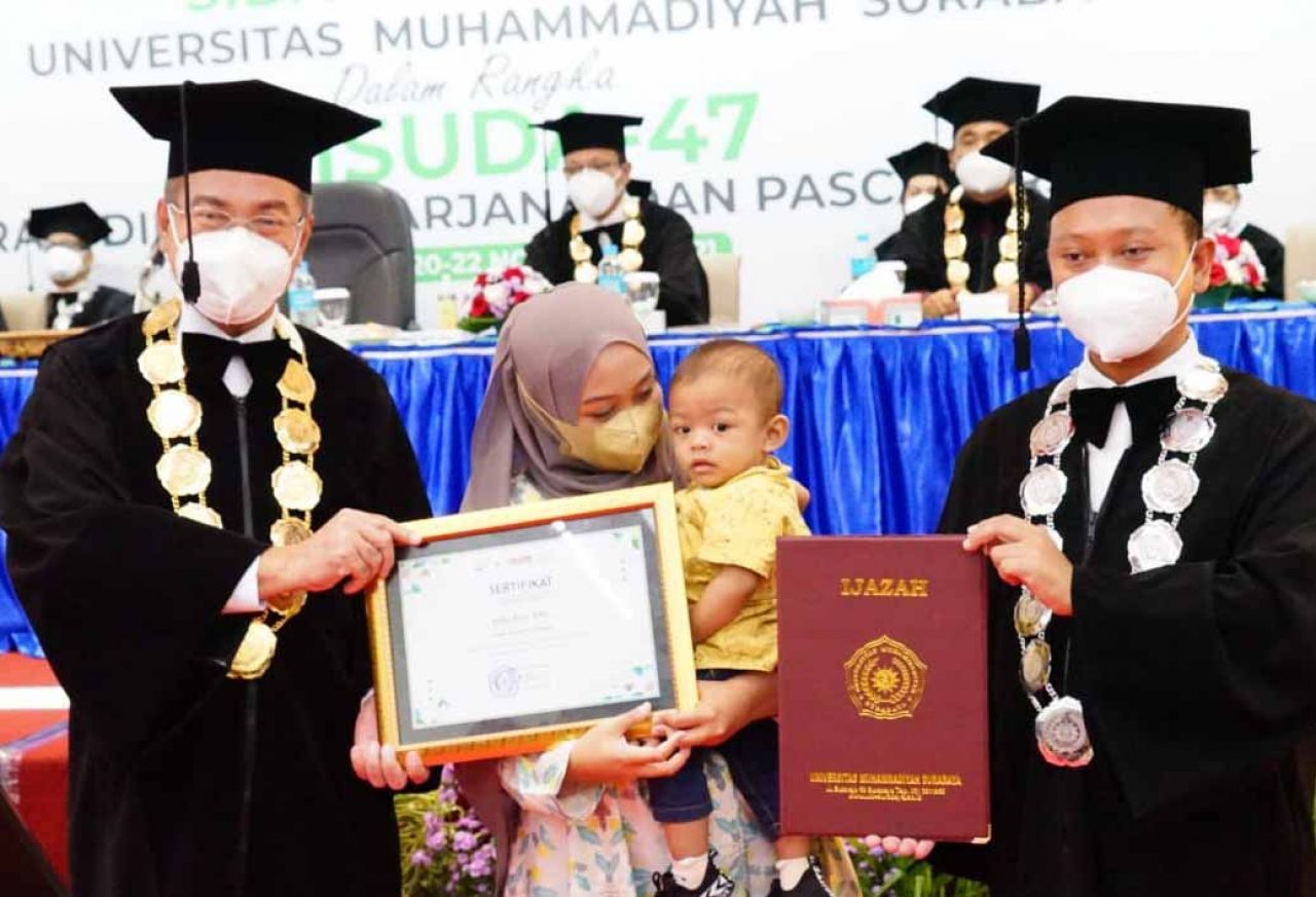Balita Wakili Ayahnya saat Wisuda di UM Surabaya