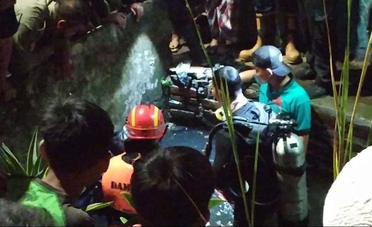 Petugas melakukan pencarian balita tenggelam dalam gorong-gorong di Surabaya (Foto-foto: Istimewa)