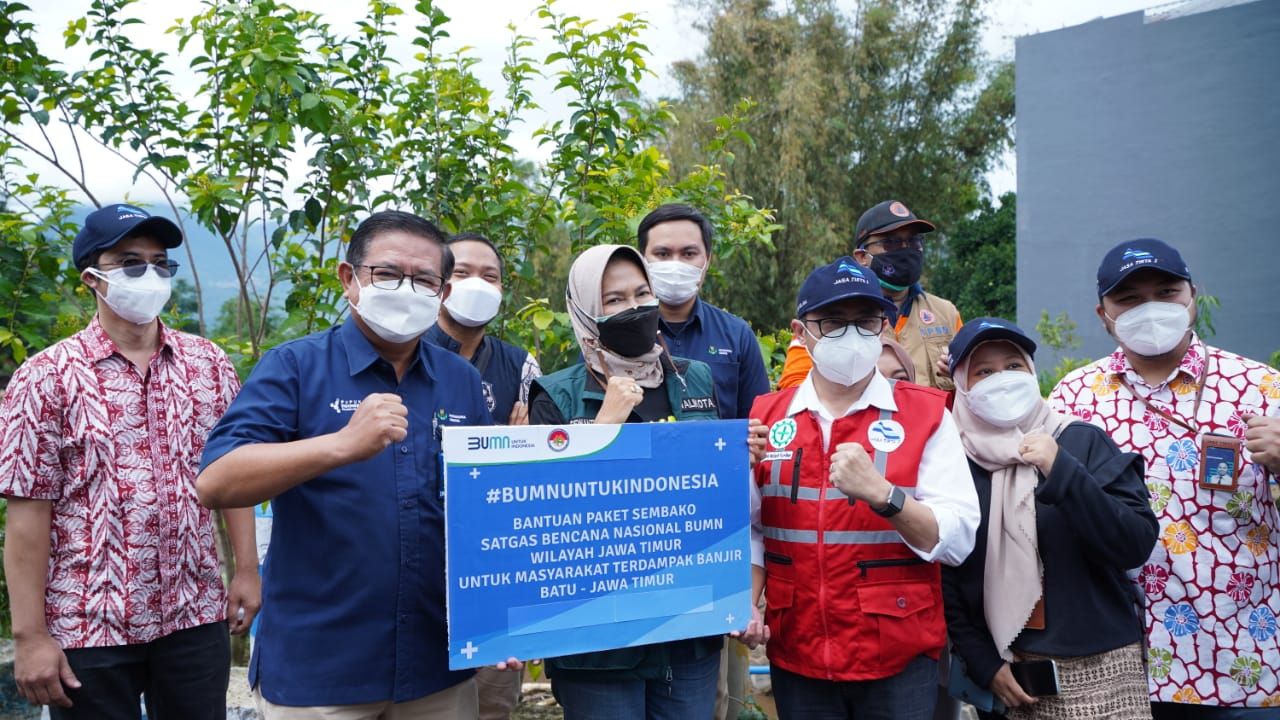 Saat penyerahan bantuan. (Foto: Humas Satgas Bencana BUMN Jatim)