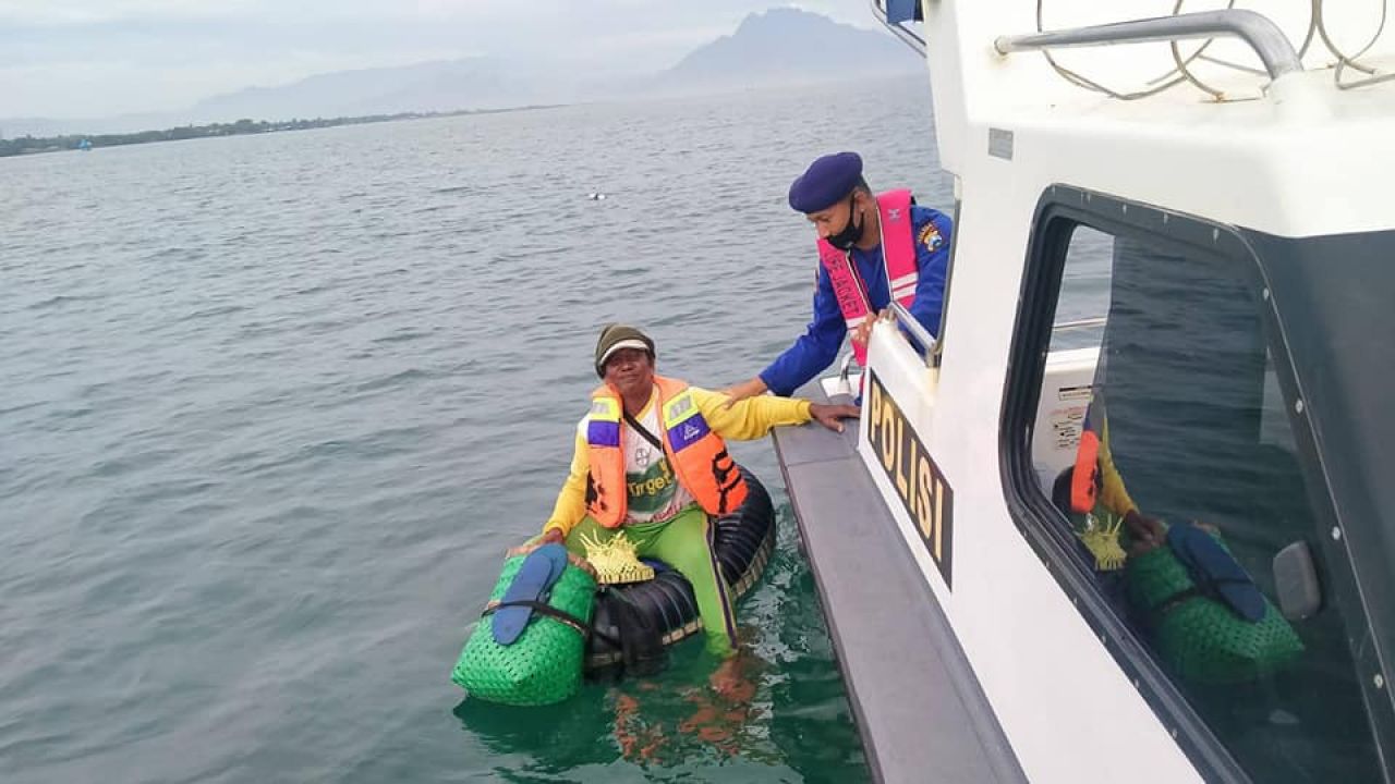 Satpolairud bantu nelayan mancing di tengah laut tanpa alat keselamatan. (Foto: Istimewa)