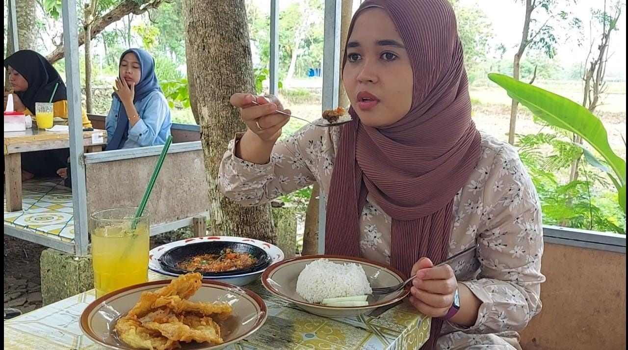 Pengunjung menikmati sajian nikmat Kabupaten Bojonegoro, bernama Belut Blukuthuk. (Foto-foto: Ni'am Kurniawan/jatimnow.com)