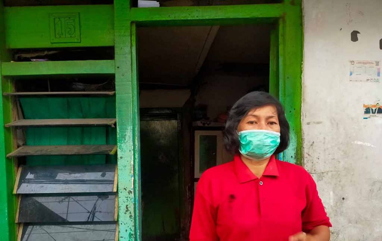 Keluarga korban balita yang tewas dianiaya ibu kandungnya (Foto: Tito/jatimnow.com)