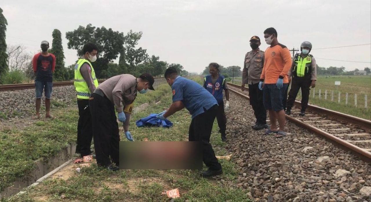 Petugas saat olah TKP.