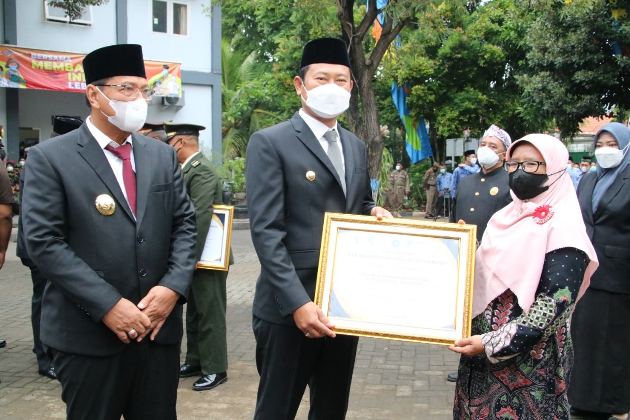 Peringatan HKN Ke-57, Bupati Lamongan Serahkan Apresiasi Insan Kesehatan.