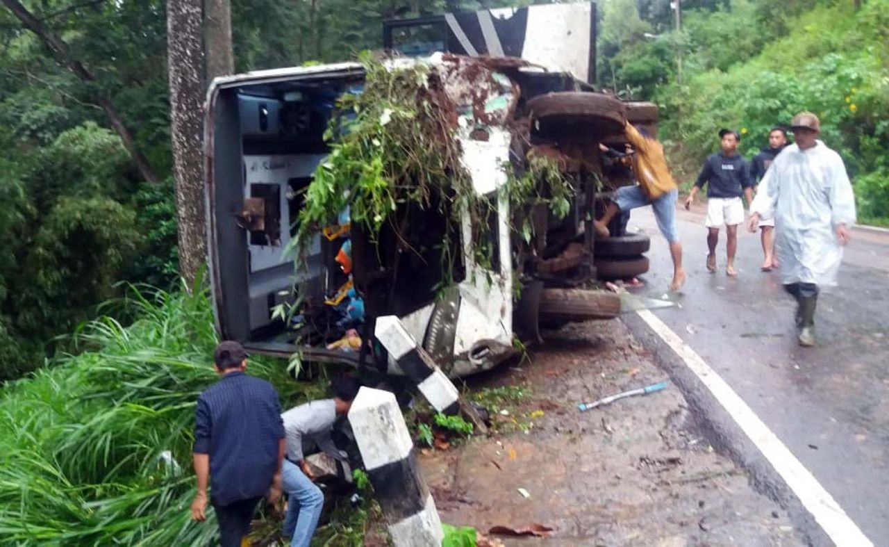 Bus mini yang terbalik di jalur Cangar, Mojokerto
