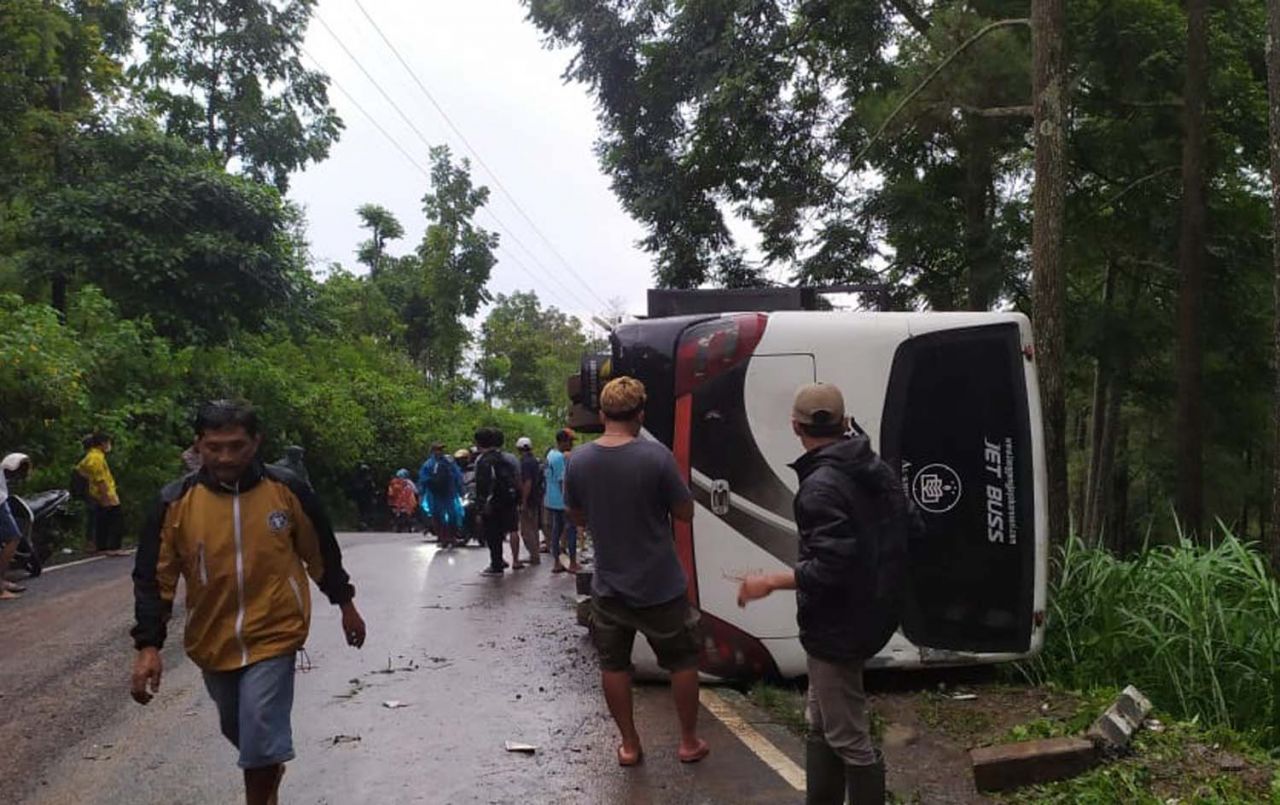 Bus mini yang terguling di jalur Cangar, Mojokerto