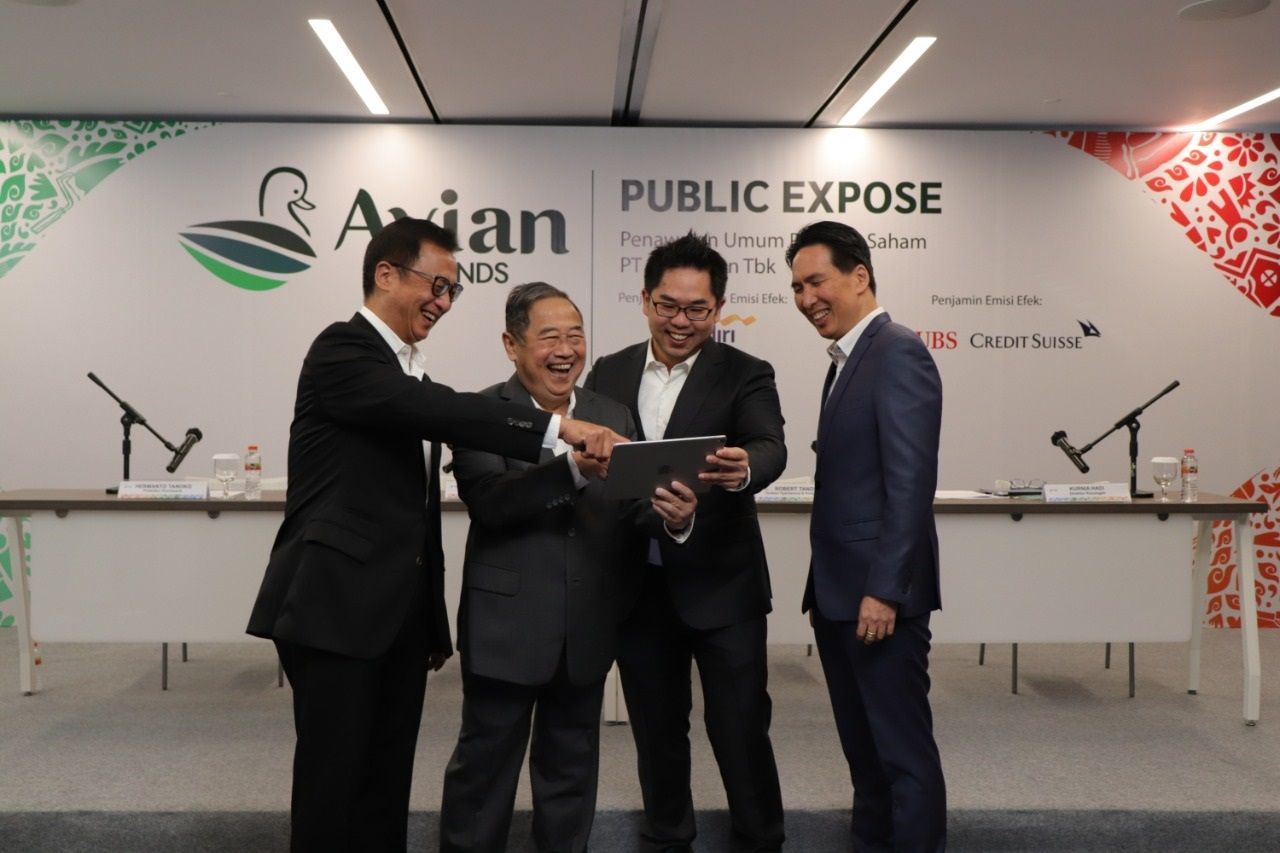 Presiden Komisaris PT Avia Avian Tbk  Hermanto Tanoko bersama Presiden Direktur Wijono Tanoko dan jajaran direksi PT Avia Avian Tbk. (Foto: dok PT Avia Avian)