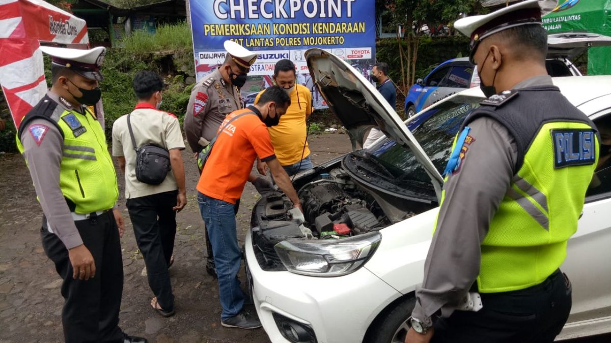 Satlantas Polres Mojokerto mendirikan pos cek poin di rest area jalur Cangar. (Foto: Istimewa)
