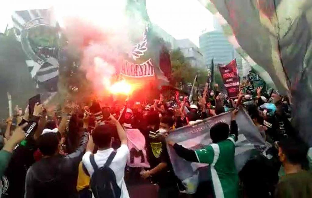 Ribuan bonek demo di Grhadi (Foto-foto:  Safrial Anggra W jatimnow.com)