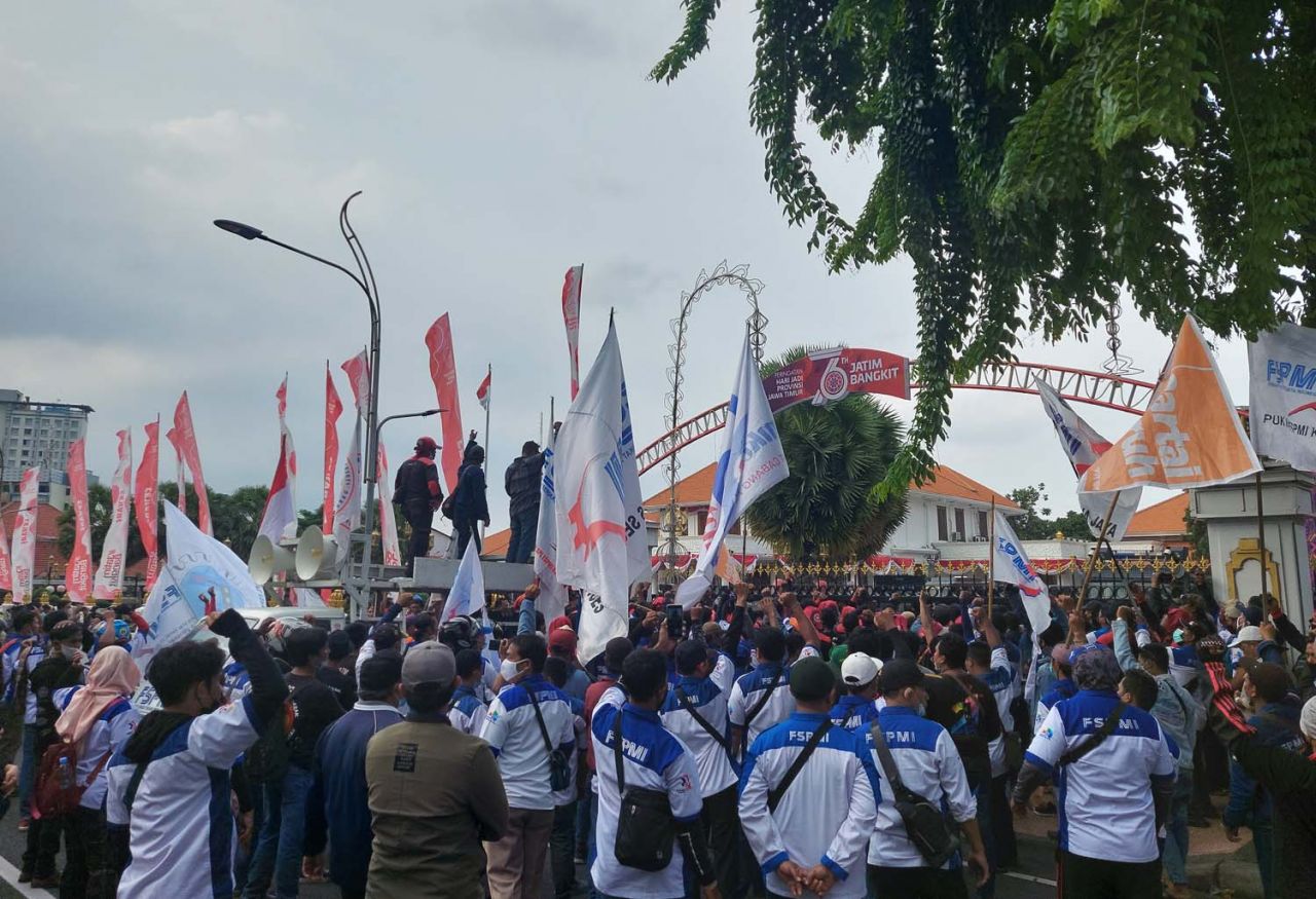 Demo buruh Jatim di depan Gedung Negara Grahadi Jalan Gubernur Suryo, Surabaya (Foto: Ni'am Kurniawan/jatimnow.com)