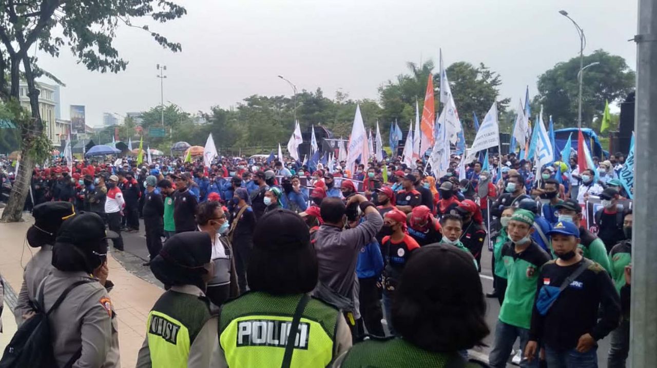 Massa Buruh Juga Gelar Aksi di Depan Kantor Gubernur Jatim