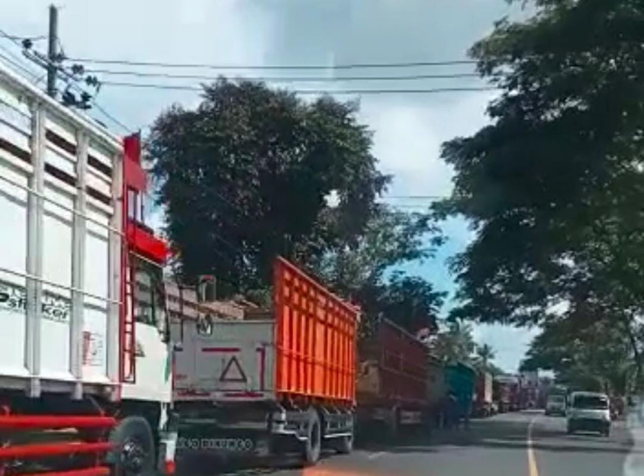 Kemacetan menyusul demo menolak ODOL di Banyuwangi.