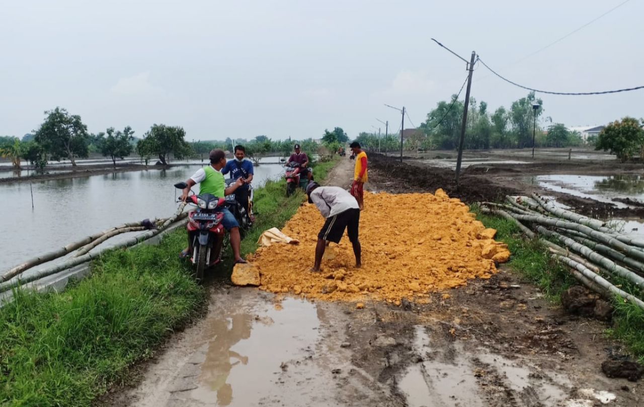 Jalan desa yang menghubungkan Dusun Medeo dengan dusun lain di Desa Cermen. (Foto: Istimewa)
