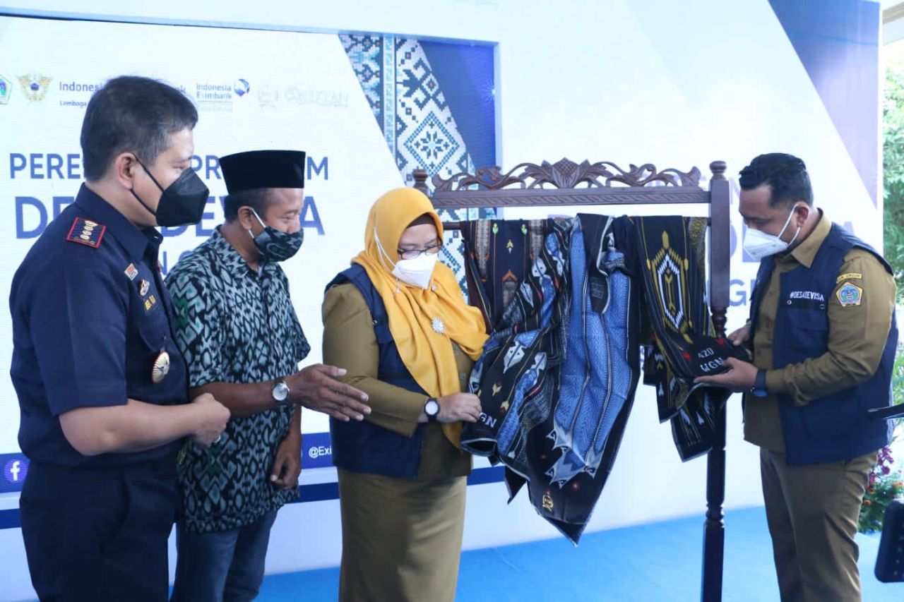 Bupati Gresik, Fandi Akhmad Yani (kanan) berama Wabup saat melihat sarung produkai perajin Desa Wedani. (Foto: Istimewa)