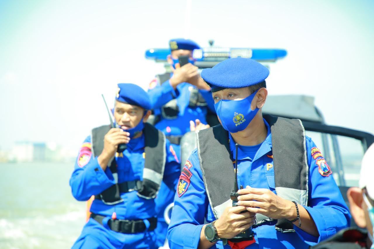 Subdit Patroli Ditpolairud Polda Jatim mengimbau nelayan agar meningkatkan kewaspadaan di laut. (Foto: Dipolairud Polda Jatim)