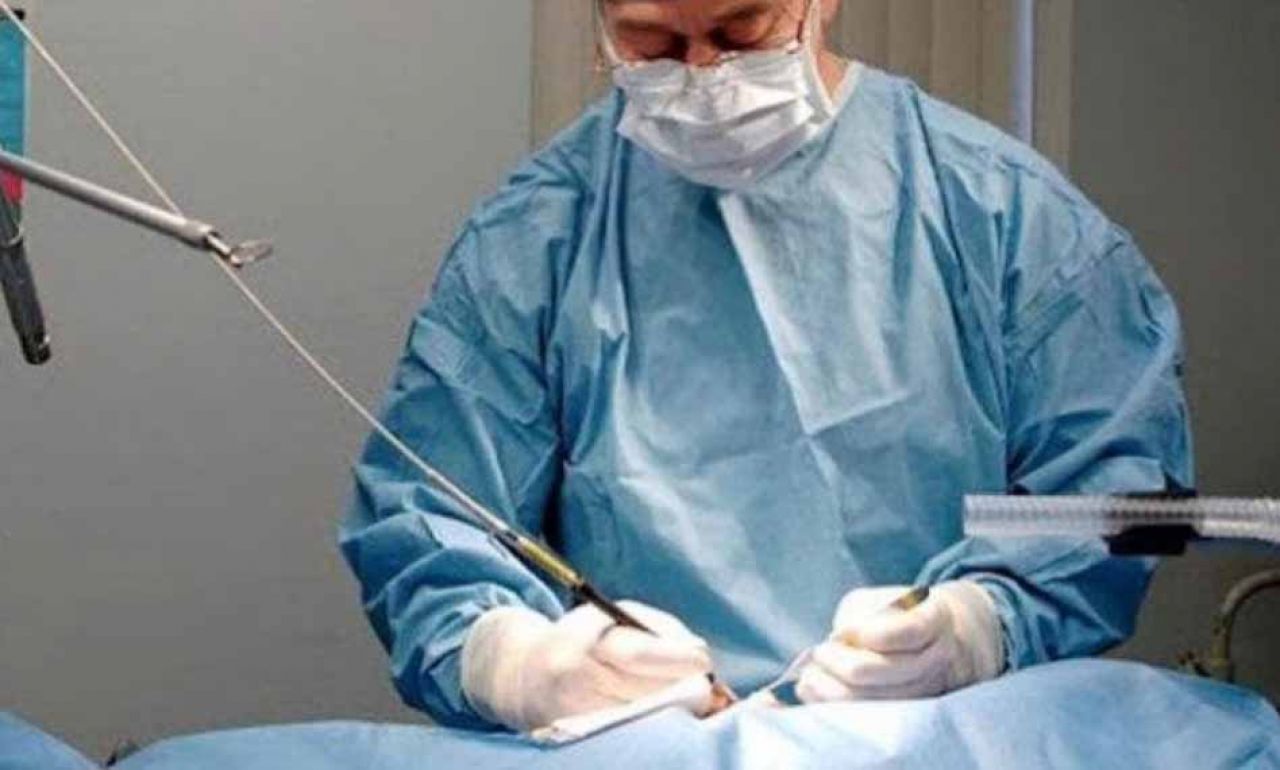 Dokter melakukan pembedahan (Foto: istimewa)