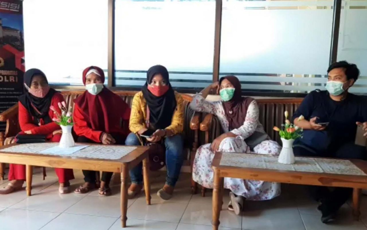 Emak emak di Mojokerto yang mengaku kena tipu perjalanan umroh dan investasi bodong