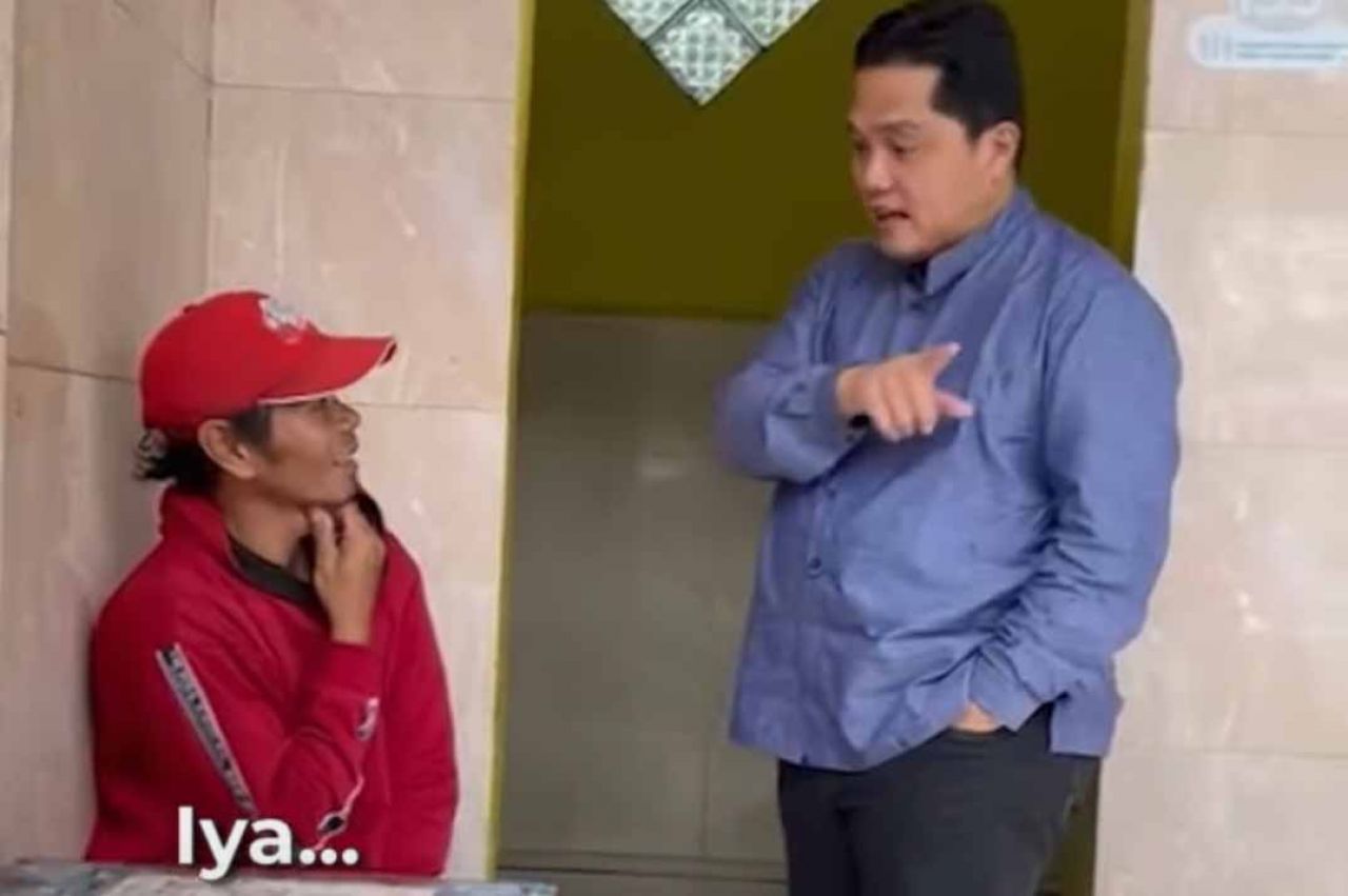Tangkapan layar Menteri BUMN Erick Thohir berbincang dengan penjaga toilet SPBU.