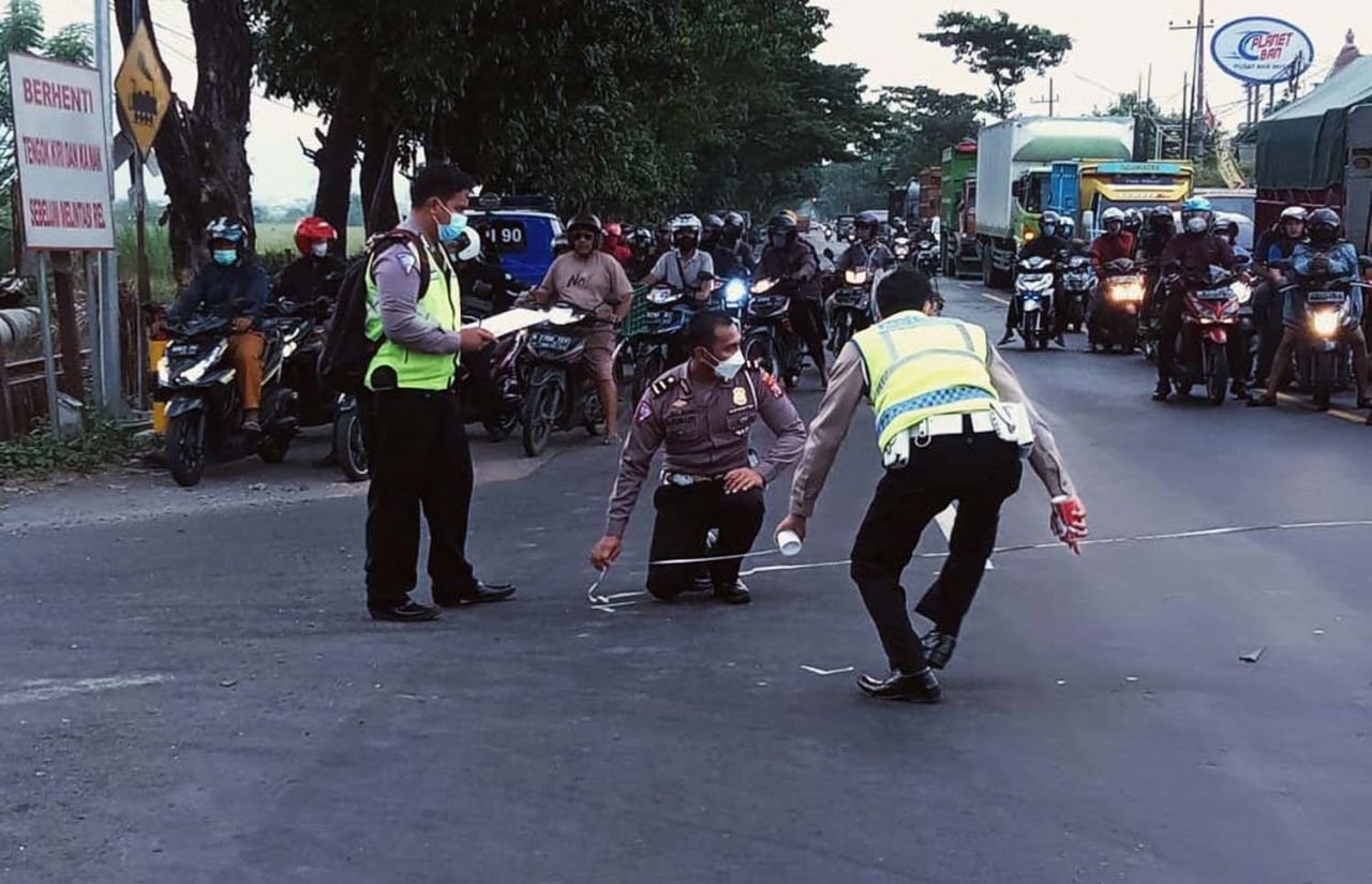 Polisi melakukan olah TKP di lokasi tewasnya gadis di Pasuruan usai motonya tertabrak truk misterius