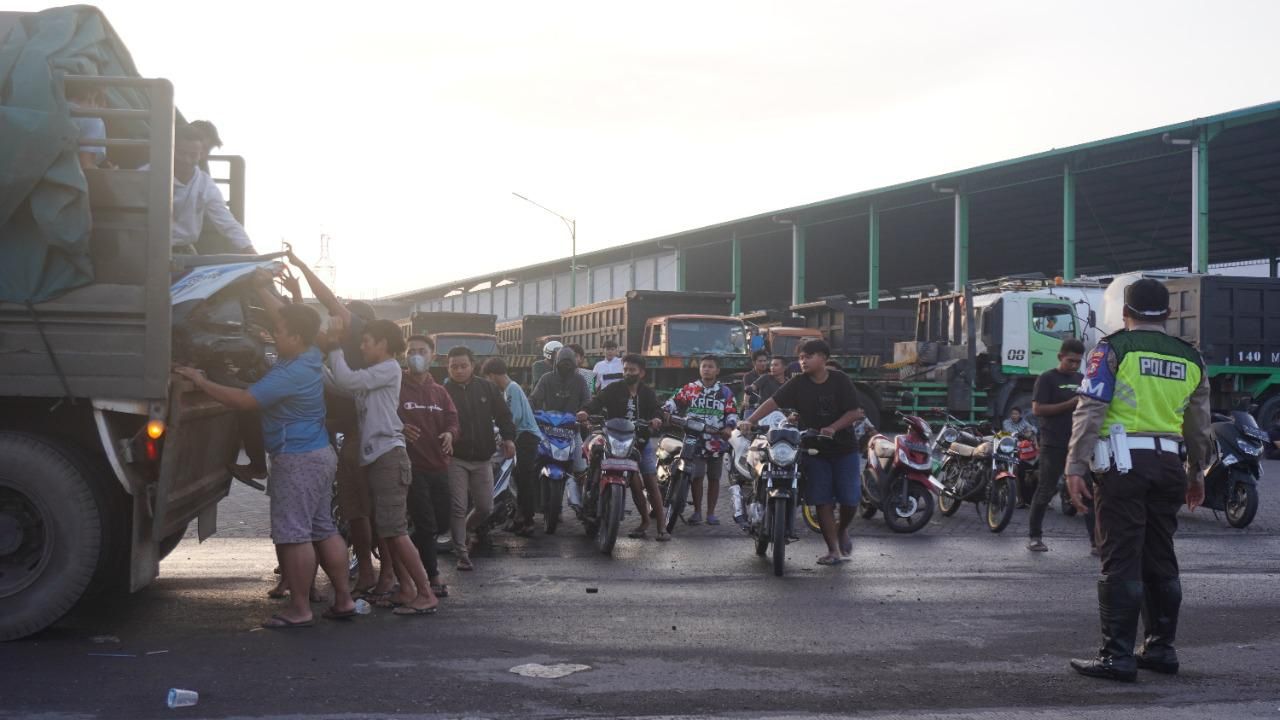 Polisi mengamankan ratusan motor yang terlibat balapan liar di Sidoarjo.