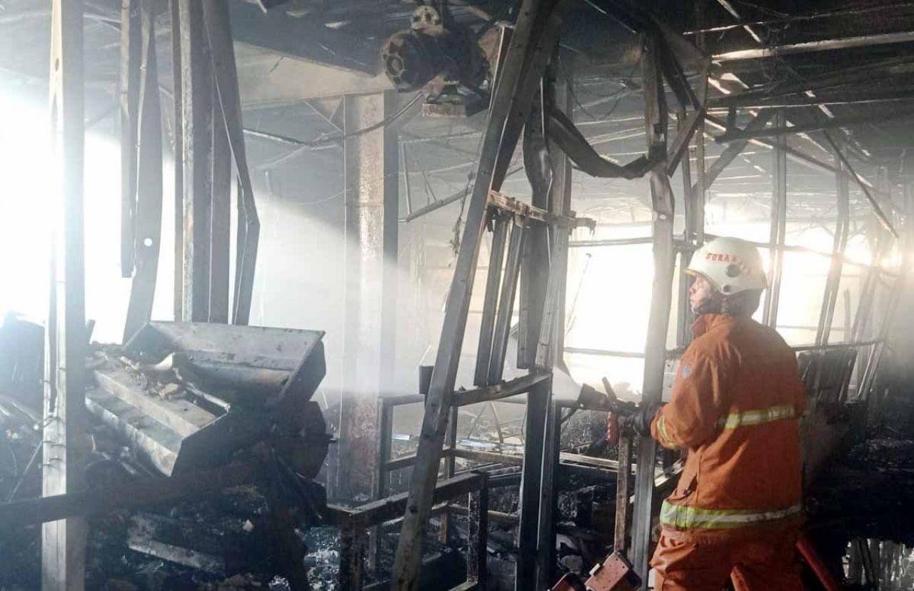 Petugas PMK padamkan api yang membakar bengkel dan gudang piala di Surabaya (Foto-foto: istimewa)