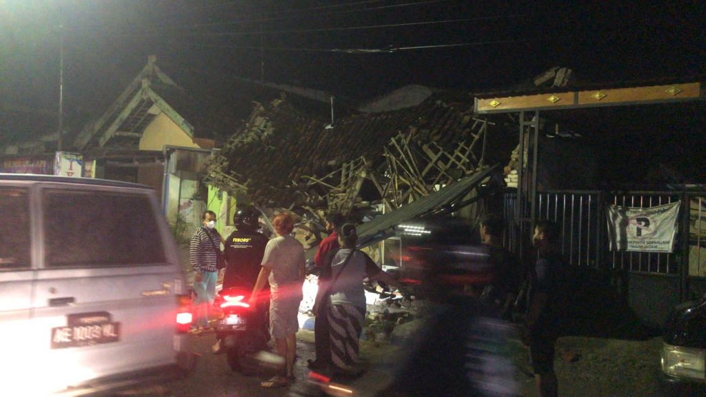 Gudang salon yang ambruk di Ponorogo