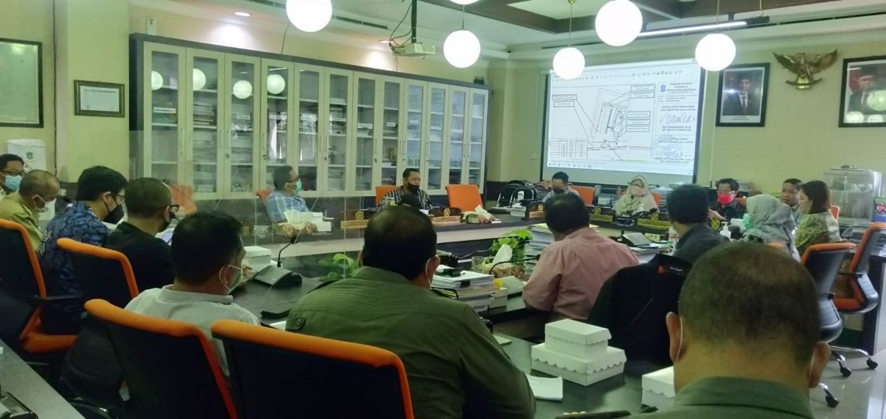 Rapat dengar pendapat pembangunan Shell yang diadukan warga Kelurahan Simomulyo. (Foto: Safrial Anggra W/jatimnow.com)