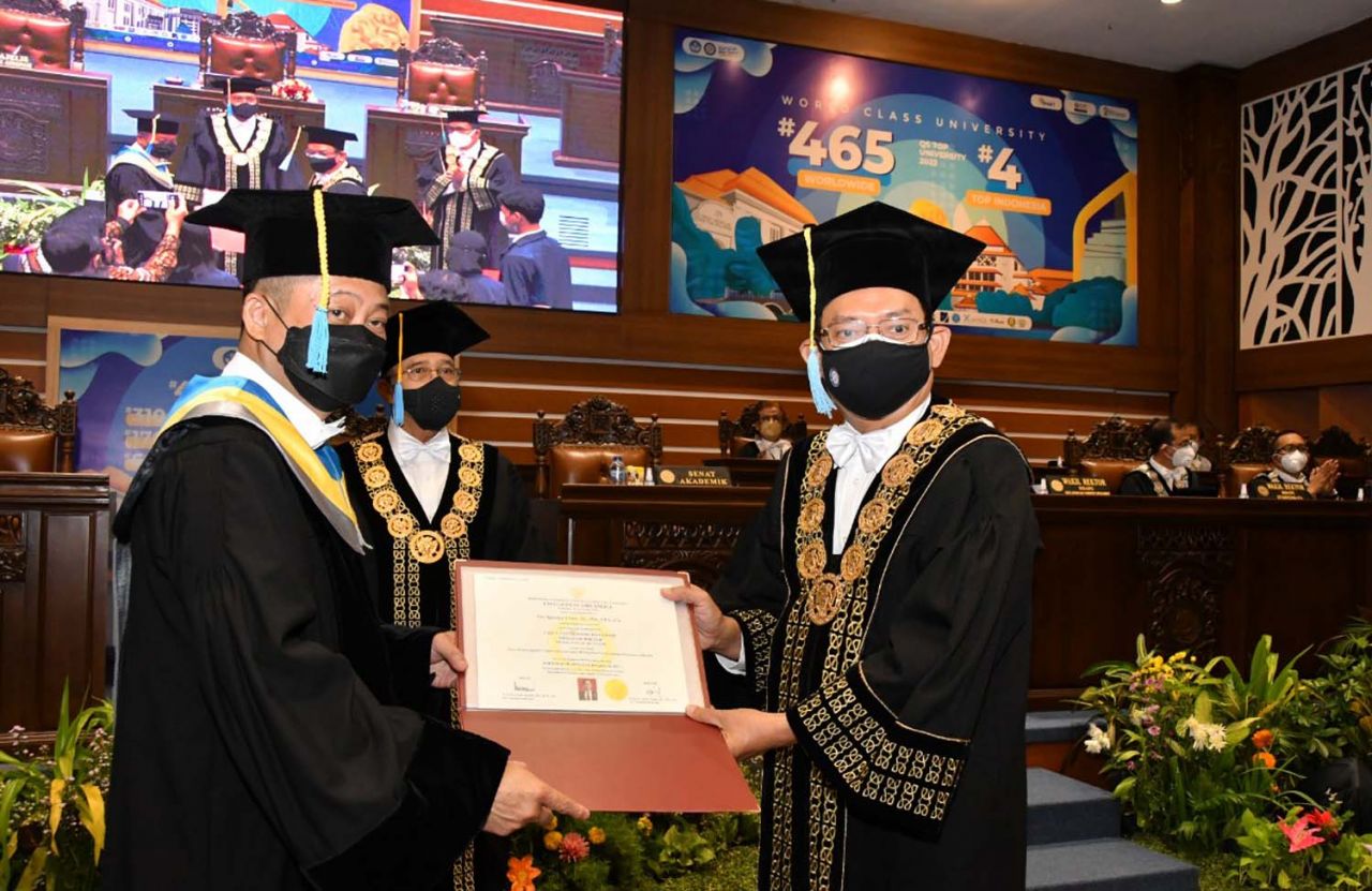 Ignasius Jonan (kiri) menerima gelar Honoris Causa dari Unair