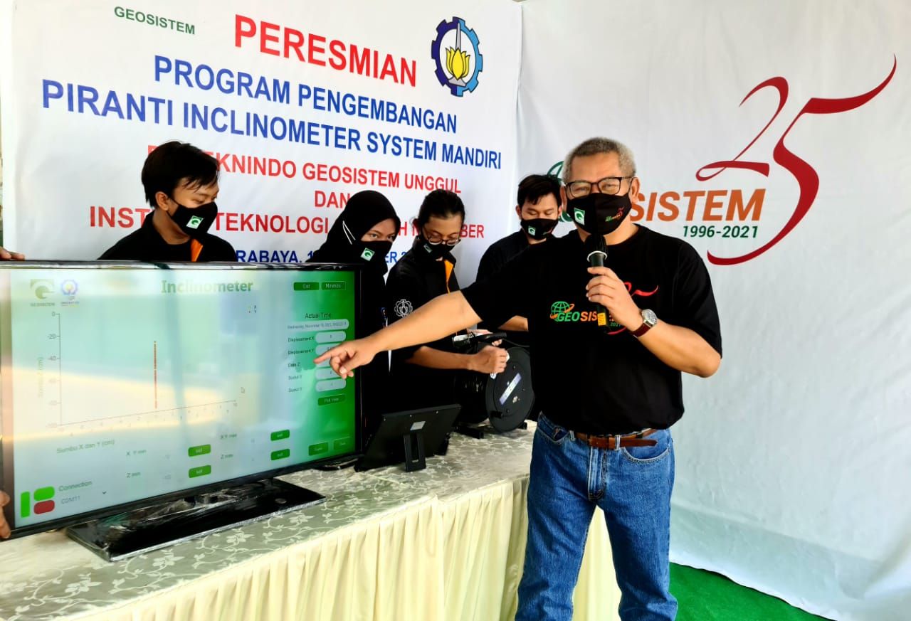 ITS bekerjasama dengan PT Teknindo Geosistem Unggul berhasil mengembangkan alat pendeteksi kelongsoran tanah realtime berbasis internet.