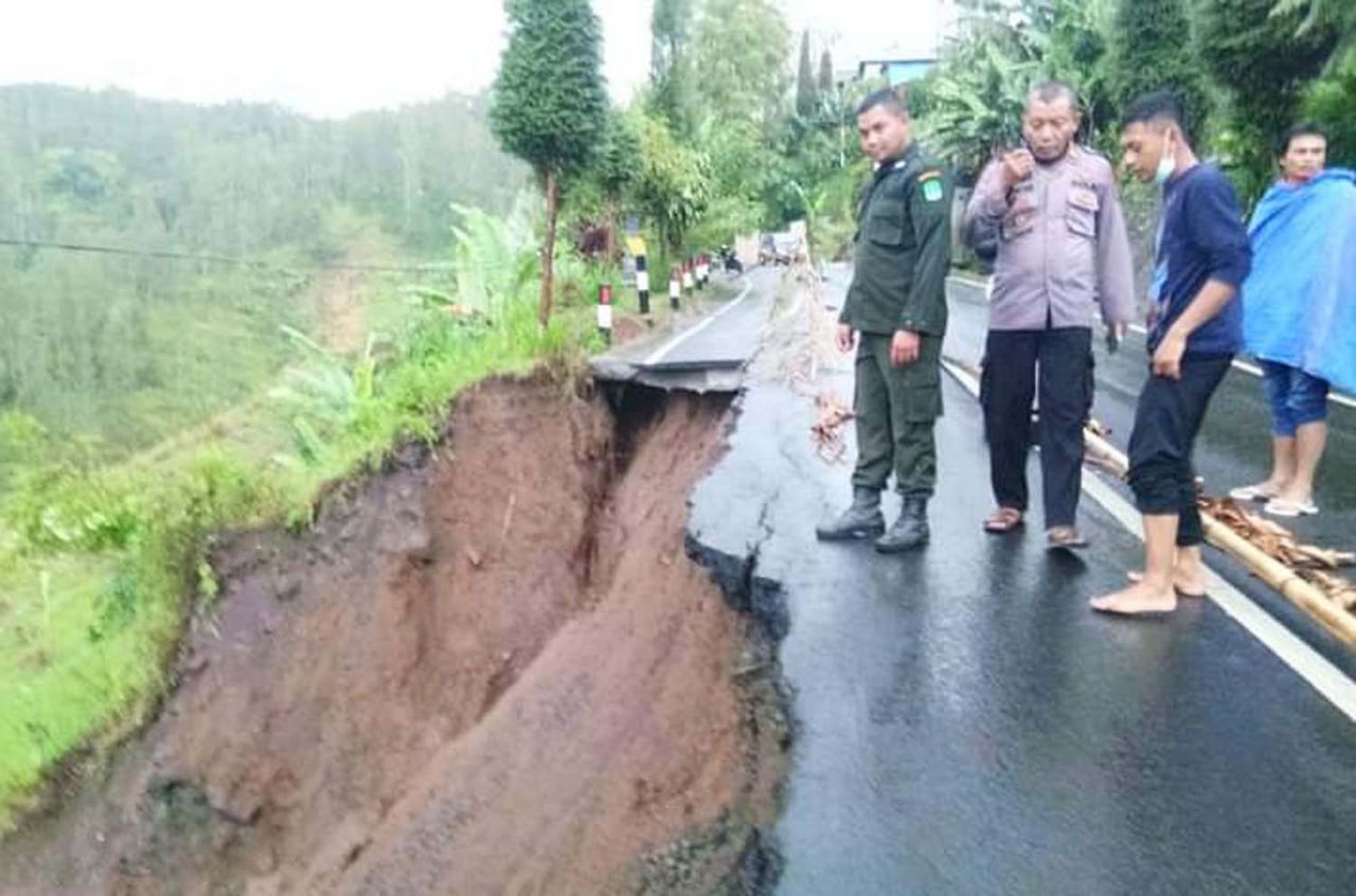 Hujan Deras Guyur Pasuruan, Jalur Menuju Wisata Bromo Longsor