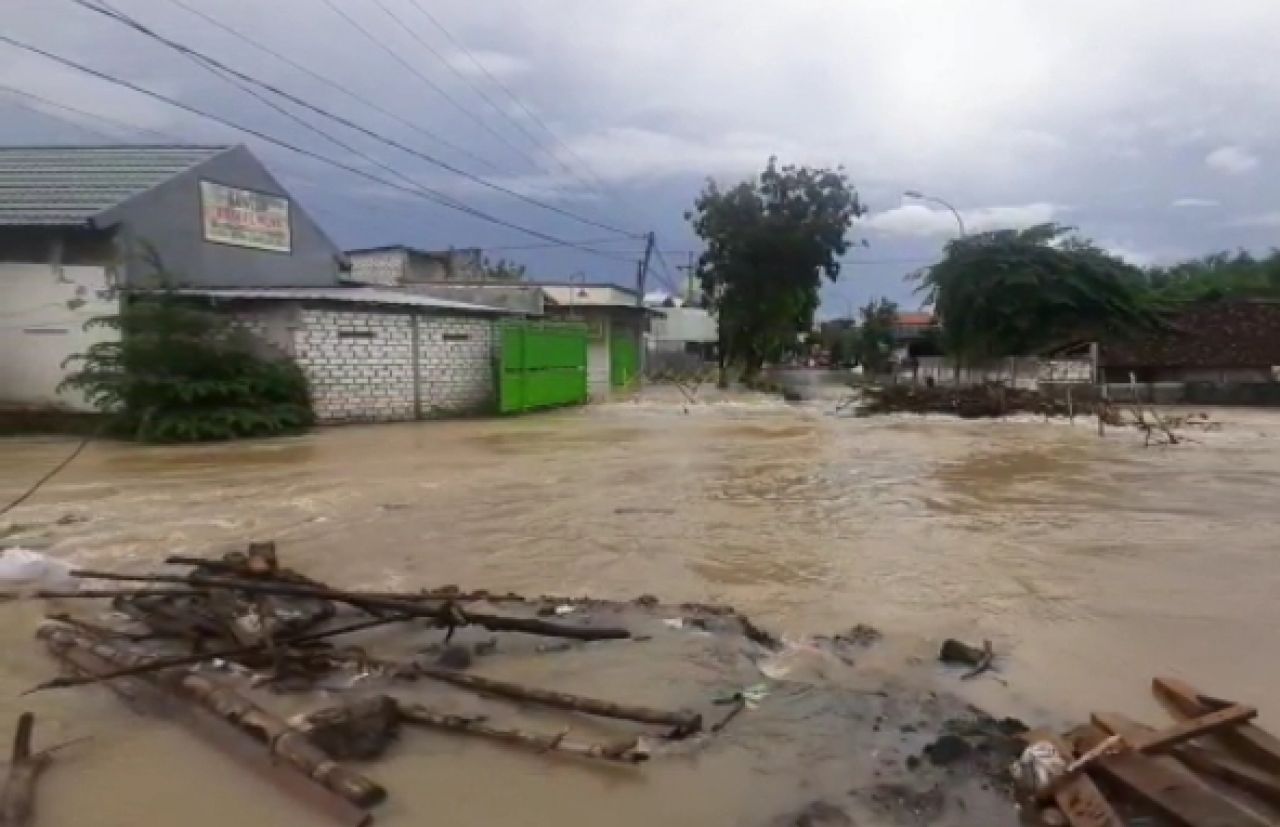 Luapan Kali Lamong rusak jembatan darurat di Desa Klampok, Benjeng. (Foto: Istimewa)