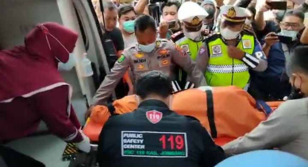 Jenazah Vanessa Angel tiba di RS Bhayangkara (Foto: Tito/jatimnow.com)