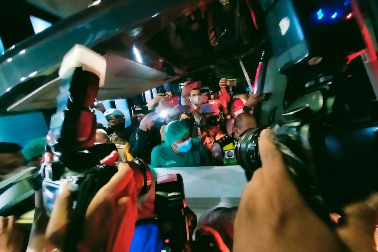 Jenazah Vanessa Angel dan suaminya dibawa ke Jakarta menggunakan dua ambulans (Foto-foto: Fajar Mujianto/jatimnow.com)